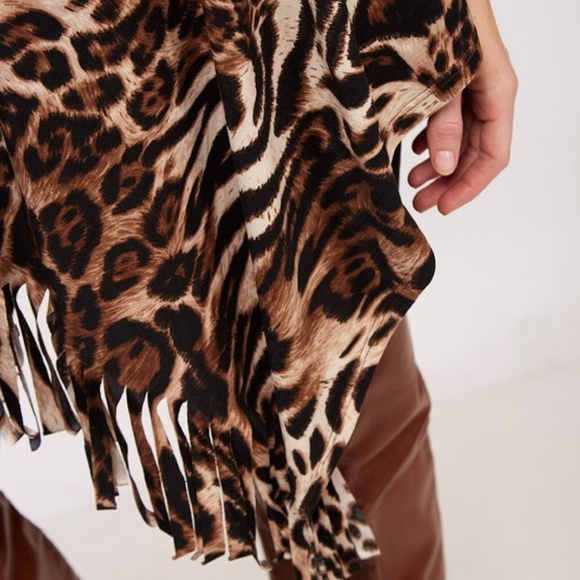 TOP ANIMAL PRINT PONCHO - Picture 2 of 3